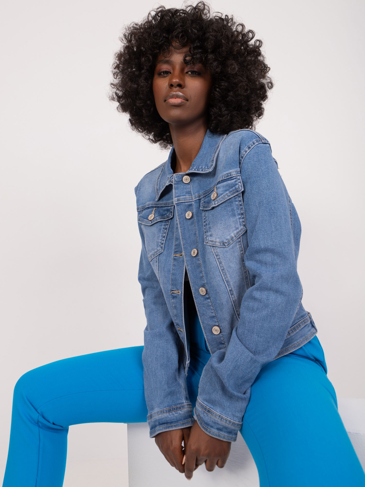 Kurtka jeansowa damska – jak ją stylizować?