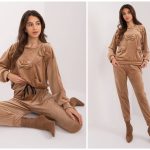 Camelowy welurowy dres damski z botkami na jesień