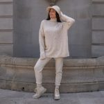 Jasnobeżowy sweter damski oversize z nowej kolekcji jesiennej z hurtowni